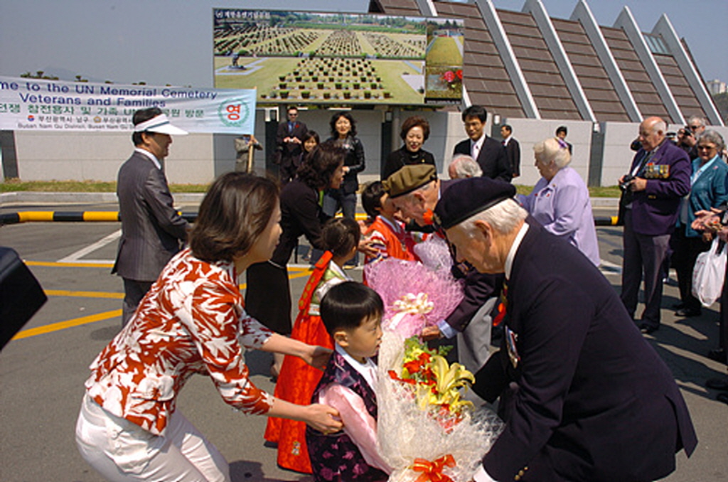 한국전쟁 참전용사 및 가족 UN공원 방문 환영행사 이미지